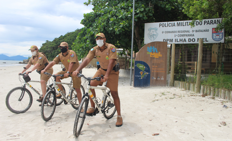 Comerciantes e turistas aprovam policiamento preventivo na Ilha do Mel  -  Curitiba, 24/02/2021  -  Foto: Divulgação PMPR