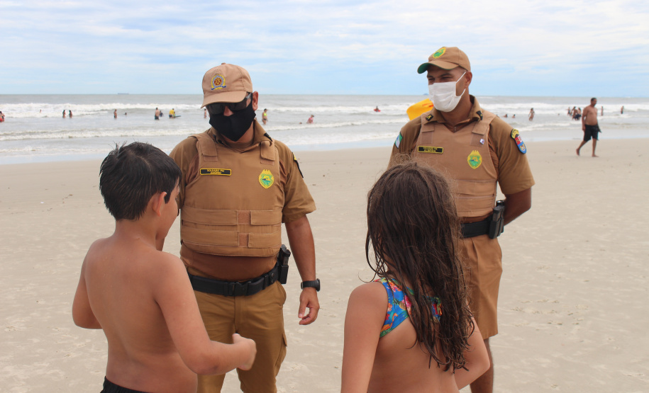 Comerciantes e turistas aprovam policiamento preventivo na Ilha do Mel  -  Curitiba, 24/02/2021  -  Foto: Divulgação PMPR