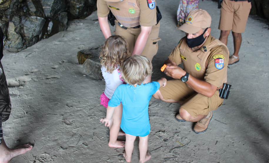 Comerciantes e turistas aprovam policiamento preventivo na Ilha do Mel  -  Curitiba, 24/02/2021  -  Foto: Divulgação PMPR