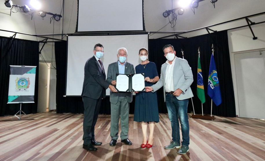 O município de São José dos Pinhais será mais uma cidade-polo da agência do Governo do Estado de promoção e prospecção de novos negócios e investimentos. Termo de cooperação entre a Invest Paraná e o município foi assinado nesta quarta-feira (24).