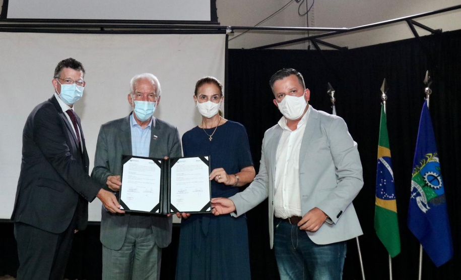 O município de São José dos Pinhais será mais uma cidade-polo da agência do Governo do Estado de promoção e prospecção de novos negócios e investimentos. Termo de cooperação entre a Invest Paraná e o município foi assinado nesta quarta-feira (24).