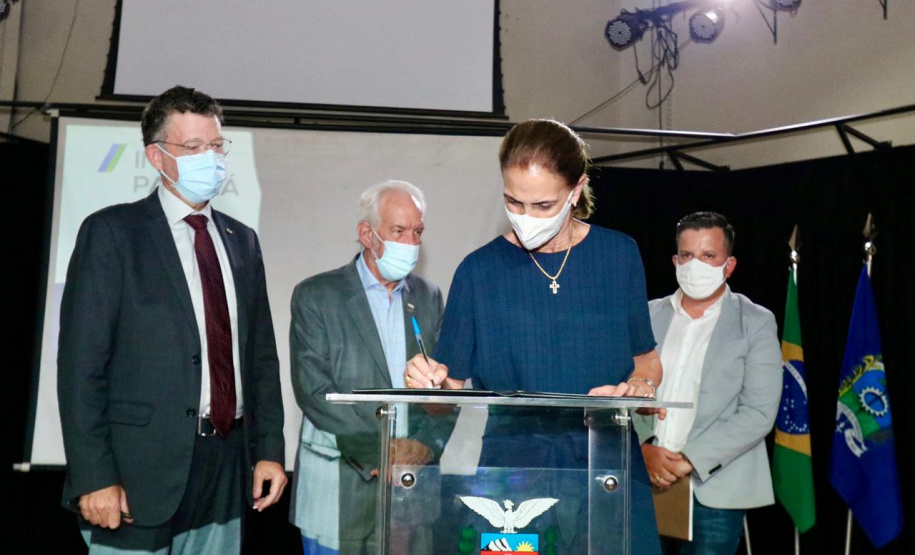 O município de São José dos Pinhais será mais uma cidade-polo da agência do Governo do Estado de promoção e prospecção de novos negócios e investimentos. Termo de cooperação entre a Invest Paraná e o município foi assinado nesta quarta-feira (24).