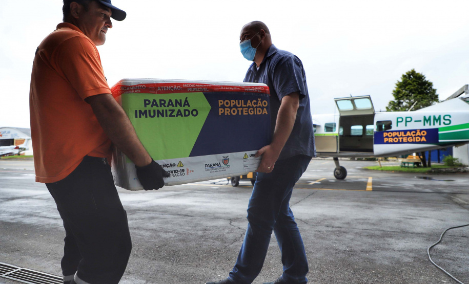 Distribuição das novas doses de vacinas contra a Covid-19 para as 22 Regionais de Saúde.  -  Curitiba, 25/02/2021  -  Foto: José Fernando Ogura/AEN