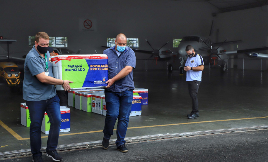 Distribuição das novas doses de vacinas contra a Covid-19 para as 22 Regionais de Saúde.  -  Curitiba, 25/02/2021  -  Foto: José Fernando Ogura/AEN