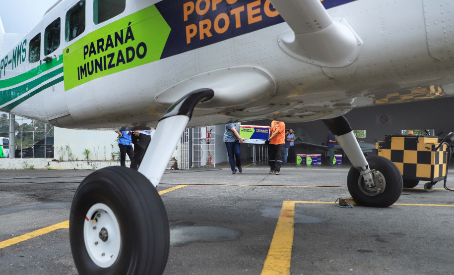 Distribuição das novas doses de vacinas contra a Covid-19 para as 22 Regionais de Saúde.  -  Curitiba, 25/02/2021  -  Foto: José Fernando Ogura/AEN