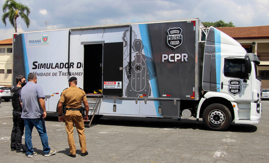 Policiais militares que trabalham na Companhia de Comandos e Serviços (CCS) e nas Diretorias da PM estão passando por instruções de tiros no caminhão de simulador de tiros da Polícia Civil do Paraná.  -  Curitiba, 25/02/2021  -  Foto: Soldado Amanda Morais