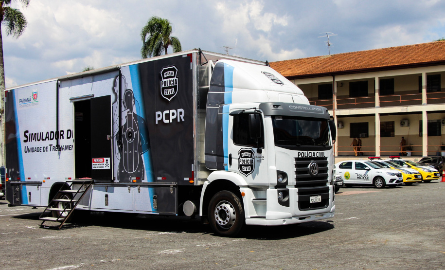 Policiais militares que trabalham na Companhia de Comandos e Serviços (CCS) e nas Diretorias da PM estão passando por instruções de tiros no caminhão de simulador de tiros da Polícia Civil do Paraná.  -  Curitiba, 25/02/2021  -  Foto: Soldado Amanda Morais