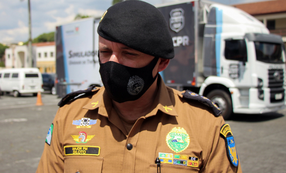 Policiais militares que trabalham na Companhia de Comandos e Serviços (CCS) e nas Diretorias da PM estão passando por instruções de tiros no caminhão de simulador de tiros da Polícia Civil do Paraná.  -  Curitiba, 25/02/2021  -  Foto: Soldado Amanda Morais