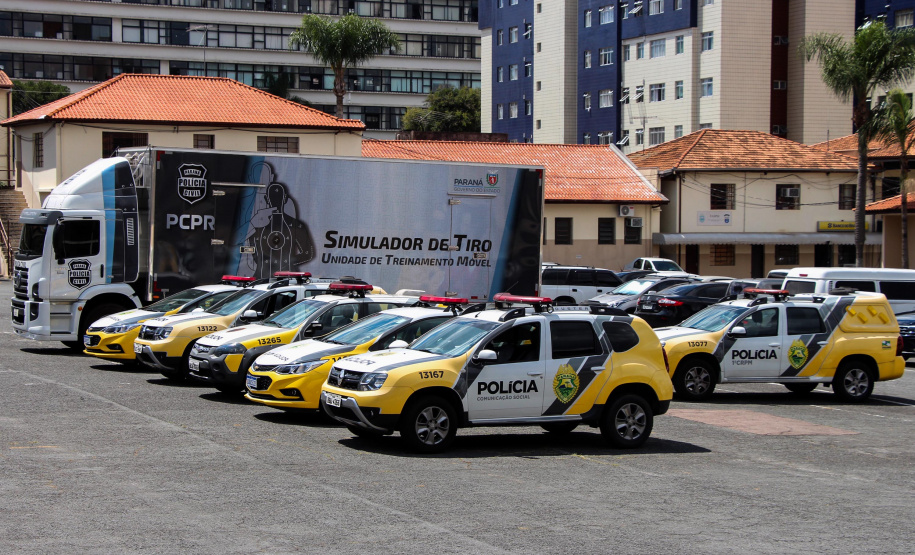 Policiais militares que trabalham na Companhia de Comandos e Serviços (CCS) e nas Diretorias da PM estão passando por instruções de tiros no caminhão de simulador de tiros da Polícia Civil do Paraná.  -  Curitiba, 25/02/2021  -  Foto: Soldado Amanda Morais