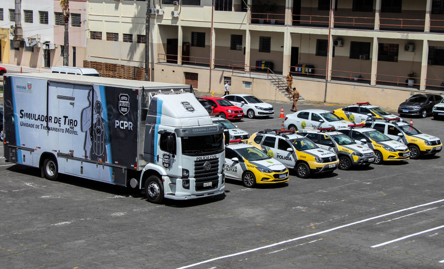 Policiais militares que trabalham na Companhia de Comandos e Serviços (CCS) e nas Diretorias da PM estão passando por instruções de tiros no caminhão de simulador de tiros da Polícia Civil do Paraná.  -  Curitiba, 25/02/2021  -  Foto: Soldado Amanda Morais