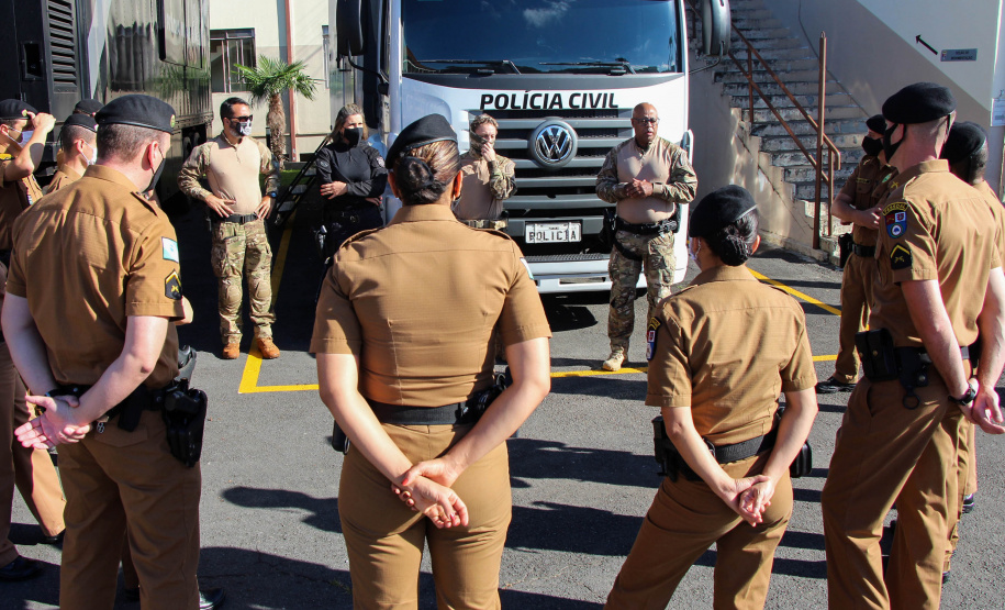 Policiais militares que trabalham na Companhia de Comandos e Serviços (CCS) e nas Diretorias da PM estão passando por instruções de tiros no caminhão de simulador de tiros da Polícia Civil do Paraná.  -  Curitiba, 25/02/2021  -  Foto: Soldado Amanda Morais