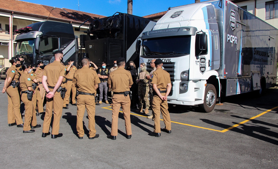 Policiais militares que trabalham na Companhia de Comandos e Serviços (CCS) e nas Diretorias da PM estão passando por instruções de tiros no caminhão de simulador de tiros da Polícia Civil do Paraná.  -  Curitiba, 25/02/2021  -  Foto: Soldado Amanda Morais
