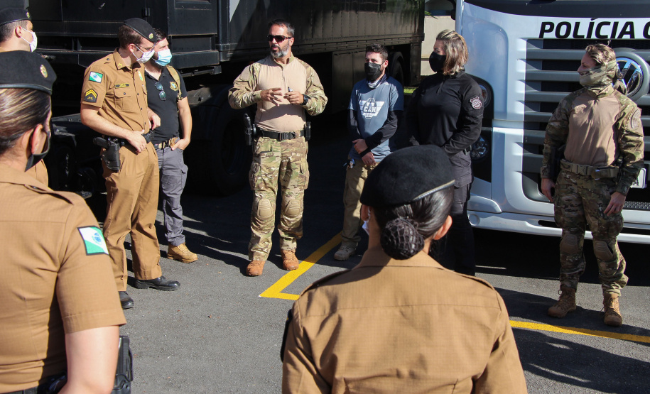 Policiais militares que trabalham na Companhia de Comandos e Serviços (CCS) e nas Diretorias da PM estão passando por instruções de tiros no caminhão de simulador de tiros da Polícia Civil do Paraná.  -  Curitiba, 25/02/2021  -  Foto: Soldado Amanda Morais