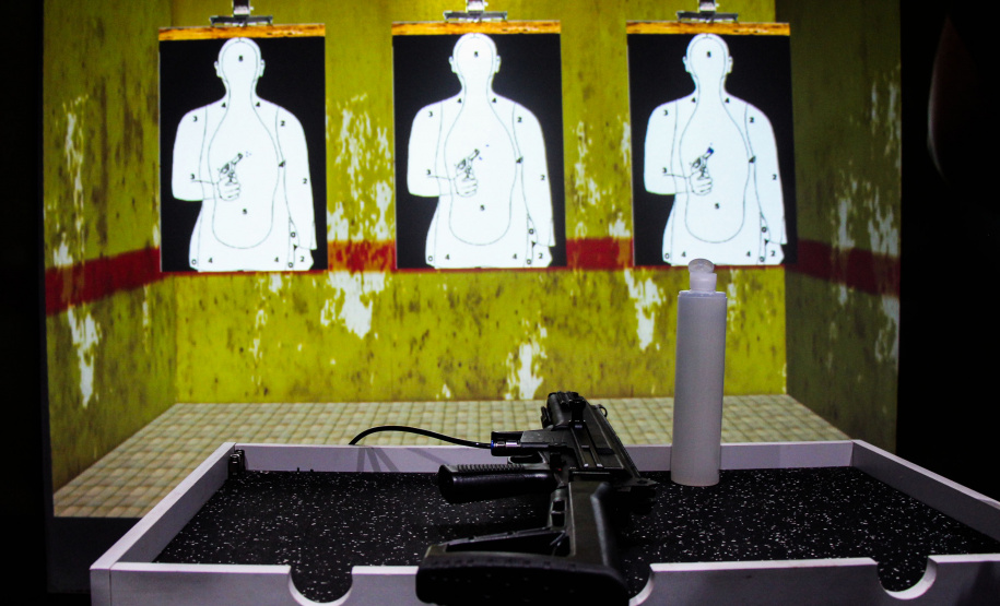 Policiais militares que trabalham na Companhia de Comandos e Serviços (CCS) e nas Diretorias da PM estão passando por instruções de tiros no caminhão de simulador de tiros da Polícia Civil do Paraná.  -  Curitiba, 25/02/2021  -  Foto: Soldado Amanda Morais