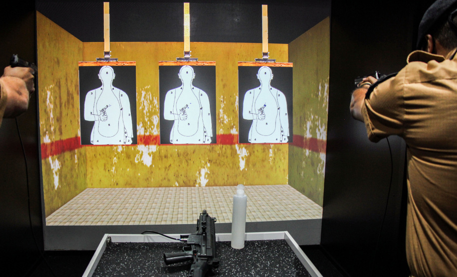 Policiais militares que trabalham na Companhia de Comandos e Serviços (CCS) e nas Diretorias da PM estão passando por instruções de tiros no caminhão de simulador de tiros da Polícia Civil do Paraná.  -  Curitiba, 25/02/2021  -  Foto: Soldado Amanda Morais