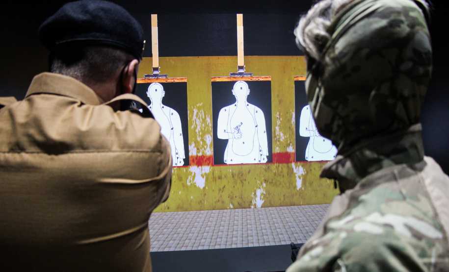 Policiais militares que trabalham na Companhia de Comandos e Serviços (CCS) e nas Diretorias da PM estão passando por instruções de tiros no caminhão de simulador de tiros da Polícia Civil do Paraná.  -  Curitiba, 25/02/2021  -  Foto: Soldado Amanda Morais