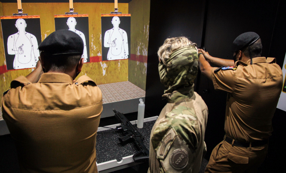 Policiais militares que trabalham na Companhia de Comandos e Serviços (CCS) e nas Diretorias da PM estão passando por instruções de tiros no caminhão de simulador de tiros da Polícia Civil do Paraná.  -  Curitiba, 25/02/2021  -  Foto: Soldado Amanda Morais