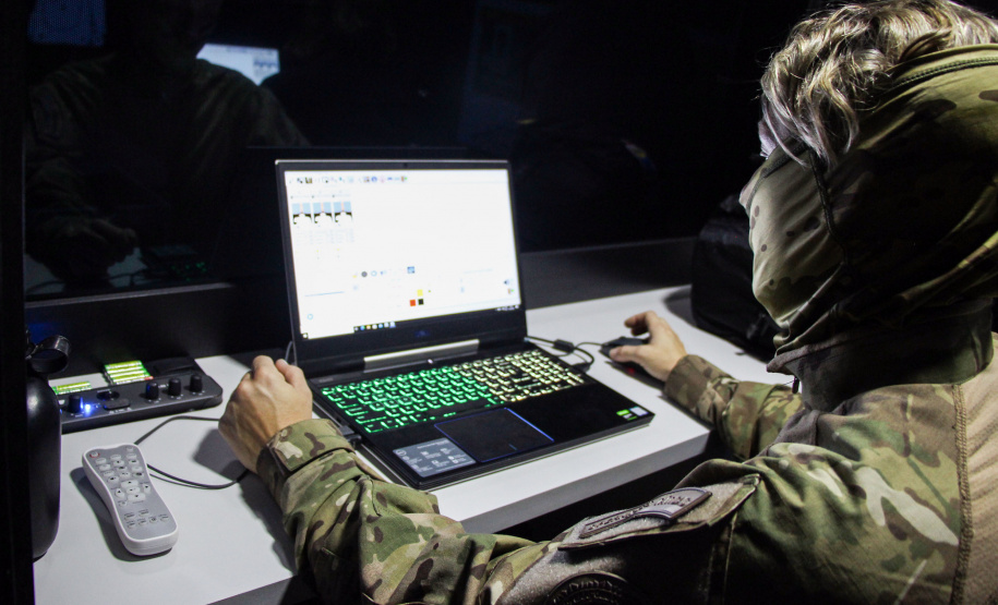 Policiais militares que trabalham na Companhia de Comandos e Serviços (CCS) e nas Diretorias da PM estão passando por instruções de tiros no caminhão de simulador de tiros da Polícia Civil do Paraná.  -  Curitiba, 25/02/2021  -  Foto: Soldado Amanda Morais