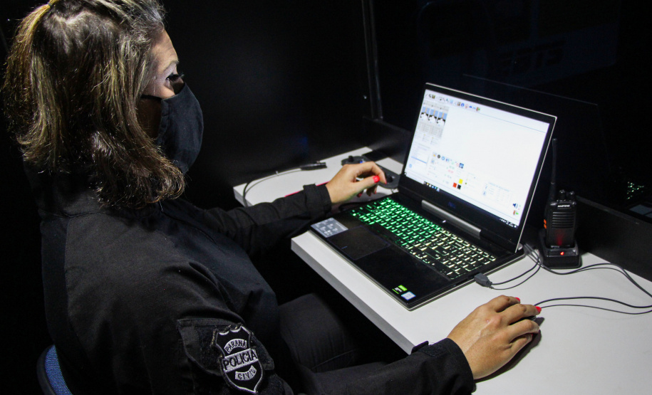 Policiais militares que trabalham na Companhia de Comandos e Serviços (CCS) e nas Diretorias da PM estão passando por instruções de tiros no caminhão de simulador de tiros da Polícia Civil do Paraná.  -  Curitiba, 25/02/2021  -  Foto: Soldado Amanda Morais