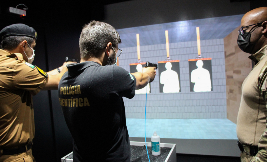 Policiais militares que trabalham na Companhia de Comandos e Serviços (CCS) e nas Diretorias da PM estão passando por instruções de tiros no caminhão de simulador de tiros da Polícia Civil do Paraná.  -  Curitiba, 25/02/2021  -  Foto: Soldado Amanda Morais