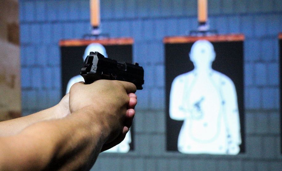 Policiais militares que trabalham na Companhia de Comandos e Serviços (CCS) e nas Diretorias da PM estão passando por instruções de tiros no caminhão de simulador de tiros da Polícia Civil do Paraná.  -  Curitiba, 25/02/2021  -  Foto: Soldado Amanda Morais
