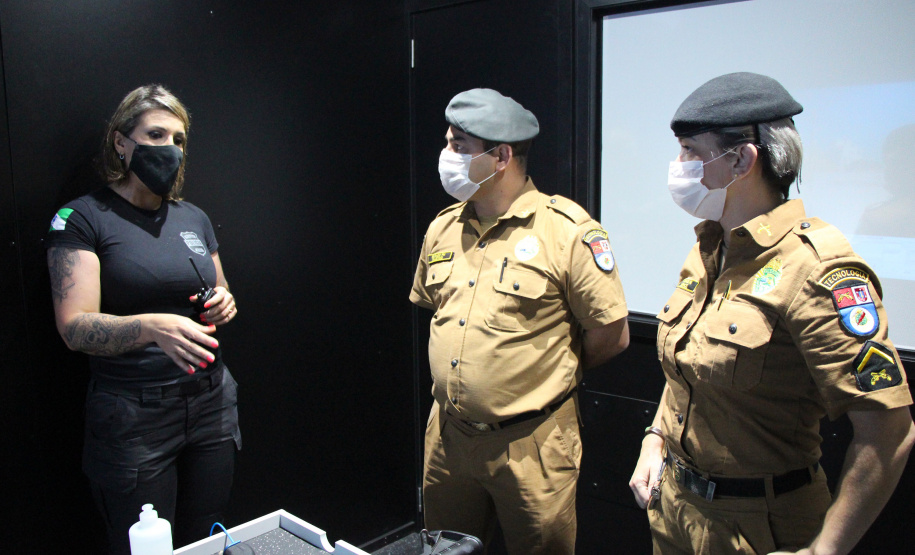 Policiais militares que trabalham na Companhia de Comandos e Serviços (CCS) e nas Diretorias da PM estão passando por instruções de tiros no caminhão de simulador de tiros da Polícia Civil do Paraná.  -  Curitiba, 25/02/2021  -  Foto: Soldado Amanda Morais