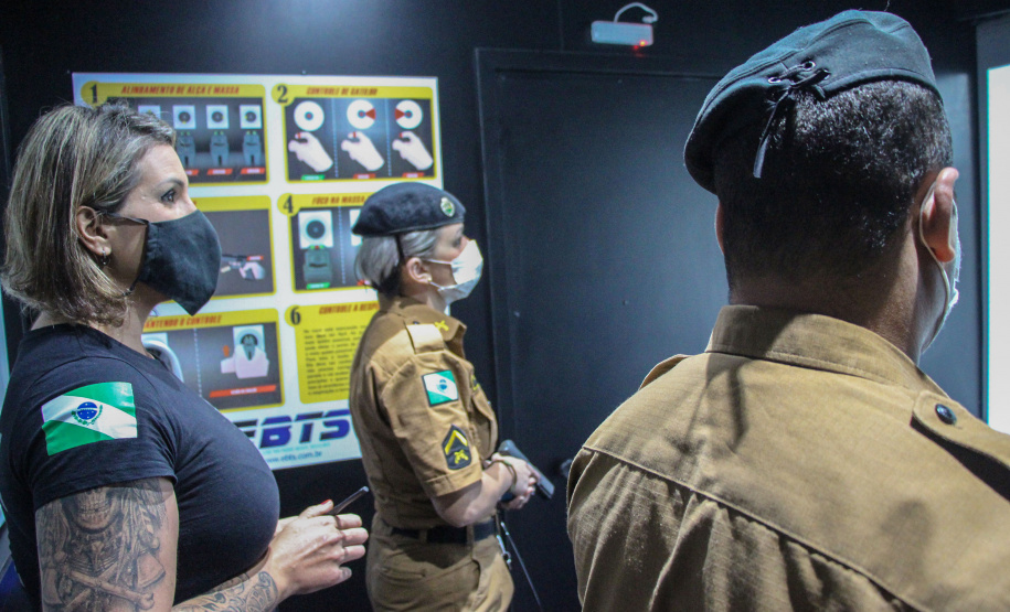 Policiais militares que trabalham na Companhia de Comandos e Serviços (CCS) e nas Diretorias da PM estão passando por instruções de tiros no caminhão de simulador de tiros da Polícia Civil do Paraná.  -  Curitiba, 25/02/2021  -  Foto: Soldado Amanda Morais