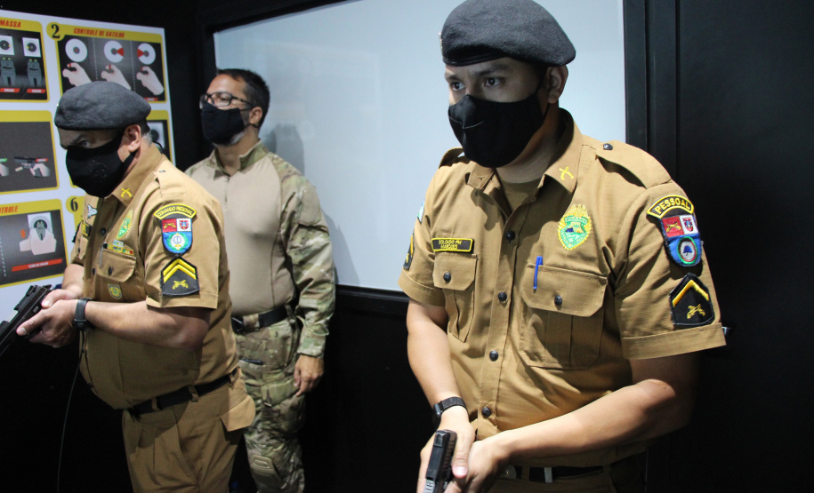 Policiais militares que trabalham na Companhia de Comandos e Serviços (CCS) e nas Diretorias da PM estão passando por instruções de tiros no caminhão de simulador de tiros da Polícia Civil do Paraná.  -  Curitiba, 25/02/2021  -  Foto: Soldado Amanda Morais