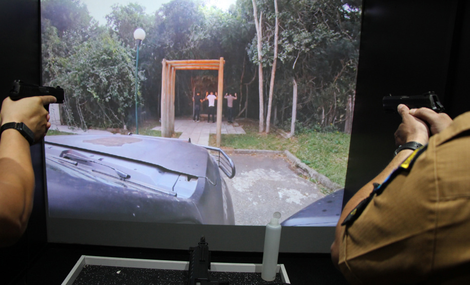 Policiais militares que trabalham na Companhia de Comandos e Serviços (CCS) e nas Diretorias da PM estão passando por instruções de tiros no caminhão de simulador de tiros da Polícia Civil do Paraná.  -  Curitiba, 25/02/2021  -  Foto: Soldado Amanda Morais