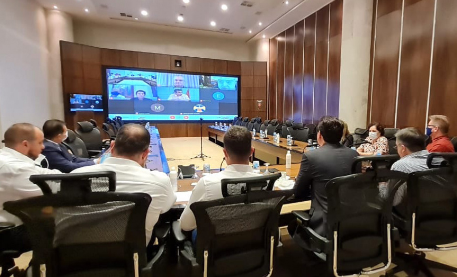 O governador Carlos Massa Ratinho Junior convocou na noite desta quinta-feira (25) duas reuniões virtuais de emergência para discutir o cenário da pandemia da Covid-19 e novas medidas restritivas a serem apresentadas para a sociedade nesta sexta-feira (26). Uma foi com os prefeitos dos cinco maiores municípios do Paraná e a outra com todos os presidentes das associações municipais, que congregam as 399 cidades do Estado.  -  Curitiba, 25/02/2021  -  Foto: AEN