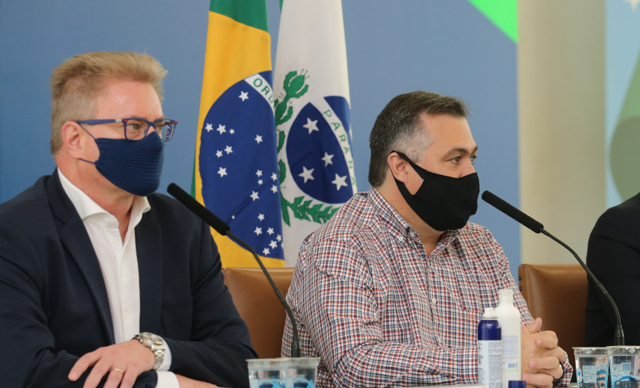 Coletiva Covid O governador Carlos Massa Ratinho Junior apresenta nesta sexta-feira (26), no Palácio Iguaçu, um panorama do cenário da pandemia no Estado e anuncia novas medidas de enfrentamento ao coronavírus, acompanhado do secretário da Saúde, Beto Preto e do chefe da Casa Civil, Guto Silva. Curitiba, 26/02/2021. Foto: Geraldo Bubniak/AEN