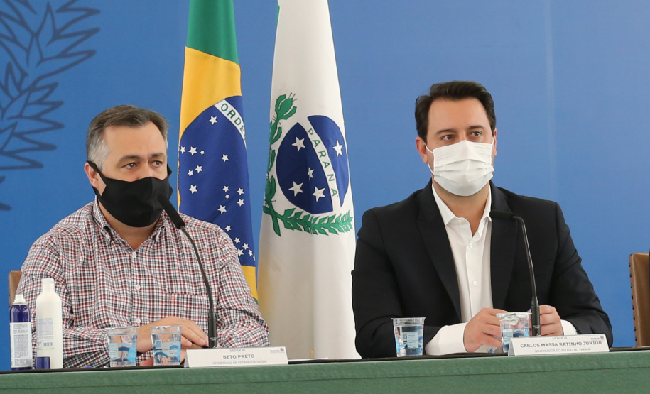 Coletiva Covid O governador Carlos Massa Ratinho Junior apresenta nesta sexta-feira (26), no Palácio Iguaçu, um panorama do cenário da pandemia no Estado e anuncia novas medidas de enfrentamento ao coronavírus, acompanhado do secretário da Saúde, Beto Preto e do chefe da Casa Civil, Guto Silva. Curitiba, 26/02/2021. Foto: Geraldo Bubniak/AEN