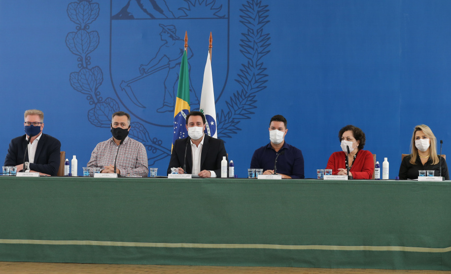 Coletiva Covid O governador Carlos Massa Ratinho Junior apresenta nesta sexta-feira (26), no Palácio Iguaçu, um panorama do cenário da pandemia no Estado e anuncia novas medidas de enfrentamento ao coronavírus, acompanhado do secretário da Saúde, Beto Preto e do chefe da Casa Civil, Guto Silva. Curitiba, 26/02/2021. Foto: Geraldo Bubniak/AEN