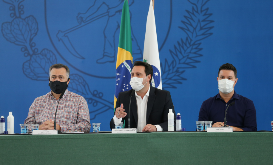 Coletiva Covid O governador Carlos Massa Ratinho Junior apresenta nesta sexta-feira (26), no Palácio Iguaçu, um panorama do cenário da pandemia no Estado e anuncia novas medidas de enfrentamento ao coronavírus, acompanhado do secretário da Saúde, Beto Preto e do chefe da Casa Civil, Guto Silva. Curitiba, 26/02/2021. Foto: Geraldo Bubniak/AEN