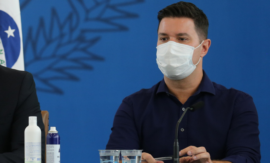 Coletiva Covid O governador Carlos Massa Ratinho Junior apresenta nesta sexta-feira (26), no Palácio Iguaçu, um panorama do cenário da pandemia no Estado e anuncia novas medidas de enfrentamento ao coronavírus, acompanhado do secretário da Saúde, Beto Preto e do chefe da Casa Civil, Guto Silva. Curitiba, 26/02/2021. Foto: Geraldo Bubniak/AEN