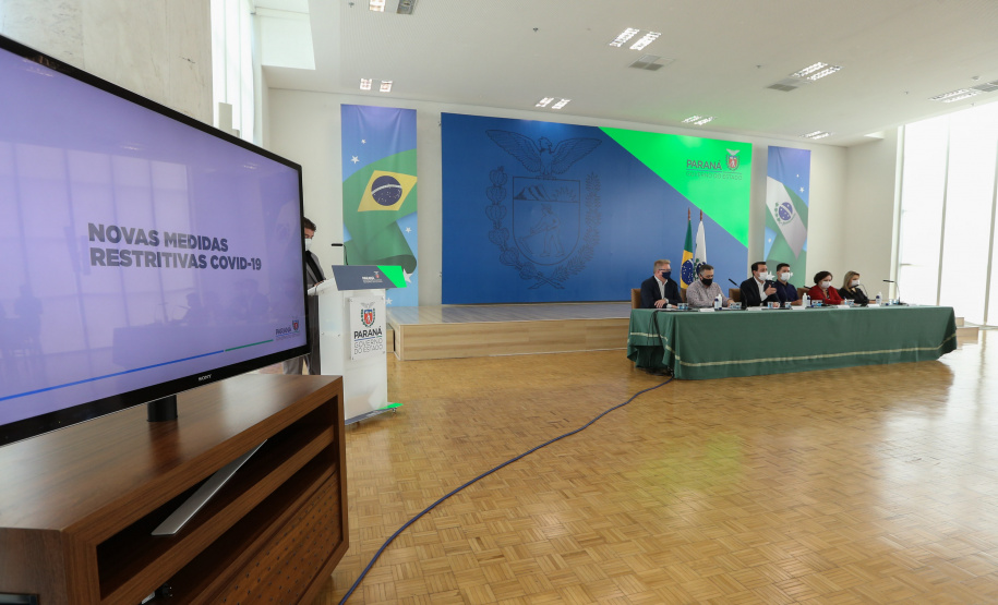 Coletiva Covid O governador Carlos Massa Ratinho Junior apresenta nesta sexta-feira (26), no Palácio Iguaçu, um panorama do cenário da pandemia no Estado e anuncia novas medidas de enfrentamento ao coronavírus, acompanhado do secretário da Saúde, Beto Preto e do chefe da Casa Civil, Guto Silva. Curitiba, 26/02/2021. Foto: Geraldo Bubniak/AEN