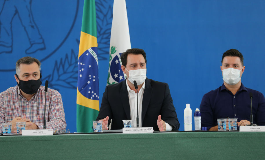 Coletiva Covid O governador Carlos Massa Ratinho Junior apresenta nesta sexta-feira (26), no Palácio Iguaçu, um panorama do cenário da pandemia no Estado e anuncia novas medidas de enfrentamento ao coronavírus, acompanhado do secretário da Saúde, Beto Preto e do chefe da Casa Civil, Guto Silva. Curitiba, 26/02/2021. Foto: Geraldo Bubniak/AEN