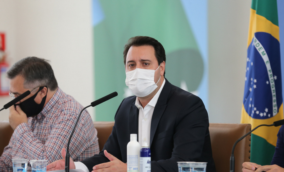 Coletiva Covid O governador Carlos Massa Ratinho Junior apresenta nesta sexta-feira (26), no Palácio Iguaçu, um panorama do cenário da pandemia no Estado e anuncia novas medidas de enfrentamento ao coronavírus, acompanhado do secretário da Saúde, Beto Preto e do chefe da Casa Civil, Guto Silva. Curitiba, 26/02/2021. Foto: Geraldo Bubniak/AEN