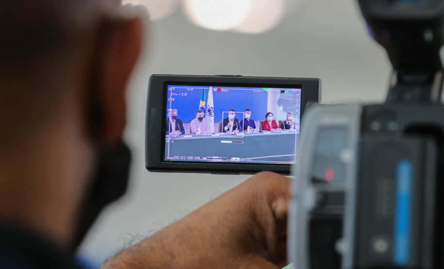 Coletiva Covid O governador Carlos Massa Ratinho Junior apresenta nesta sexta-feira (26), no Palácio Iguaçu, um panorama do cenário da pandemia no Estado e anuncia novas medidas de enfrentamento ao coronavírus, acompanhado do secretário da Saúde, Beto Preto e do chefe da Casa Civil, Guto Silva. Curitiba, 26/02/2021. Foto: Geraldo Bubniak/AEN