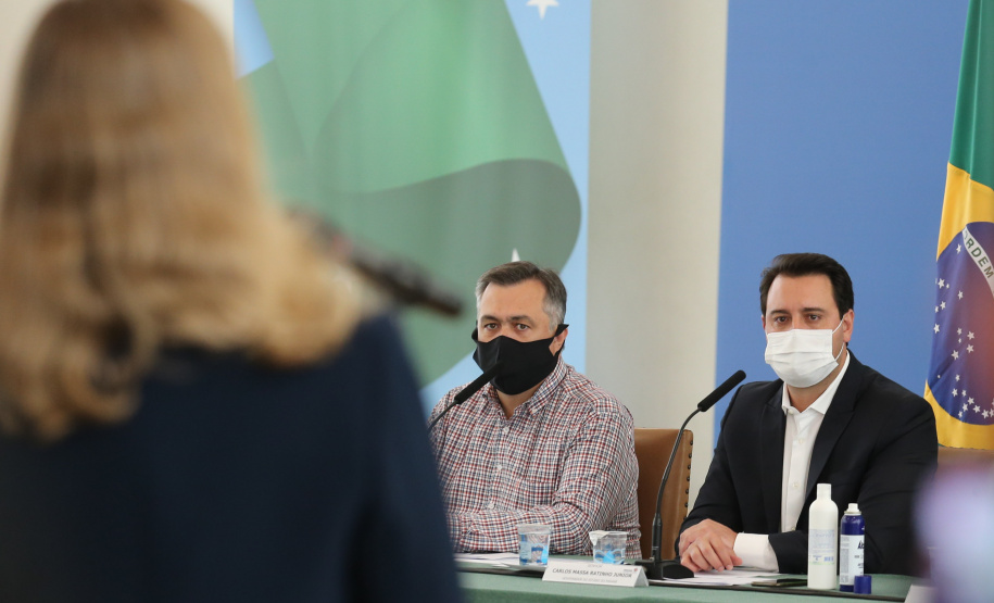 Coletiva Covid O governador Carlos Massa Ratinho Junior apresenta nesta sexta-feira (26), no Palácio Iguaçu, um panorama do cenário da pandemia no Estado e anuncia novas medidas de enfrentamento ao coronavírus, acompanhado do secretário da Saúde, Beto Preto e do chefe da Casa Civil, Guto Silva. Curitiba, 26/02/2021. Foto: Geraldo Bubniak/AEN