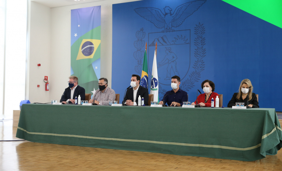 Coletiva Covid O governador Carlos Massa Ratinho Junior apresenta nesta sexta-feira (26), no Palácio Iguaçu, um panorama do cenário da pandemia no Estado e anuncia novas medidas de enfrentamento ao coronavírus, acompanhado do secretário da Saúde, Beto Preto. Curitiba, 26/02/2021. Foto: Geraldo Bubniak/AEN