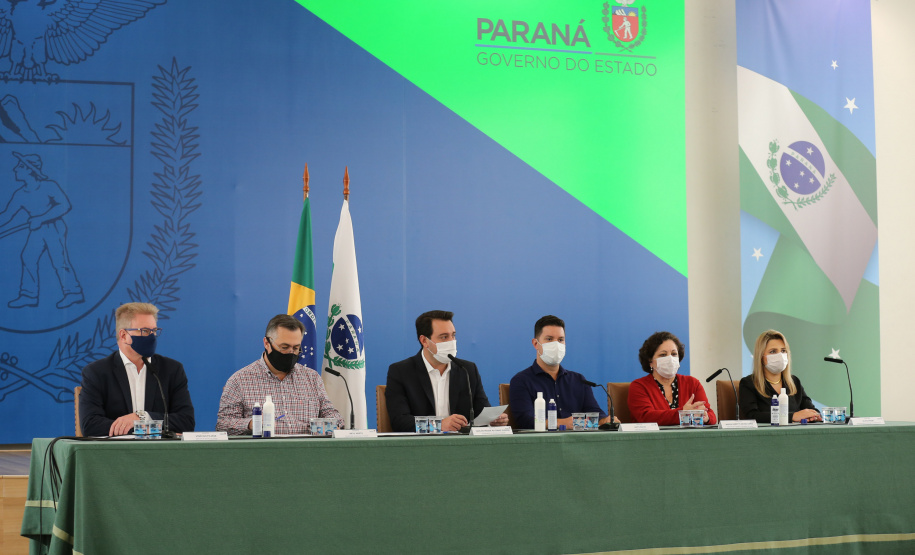 Coletiva Covid O governador Carlos Massa Ratinho Junior apresenta nesta sexta-feira (26), no Palácio Iguaçu, um panorama do cenário da pandemia no Estado e anuncia novas medidas de enfrentamento ao coronavírus, acompanhado do secretário da Saúde, Beto Preto e do chefe da Casa Civil, Guto Silva. Curitiba, 26/02/2021. Foto: Geraldo Bubniak/AEN