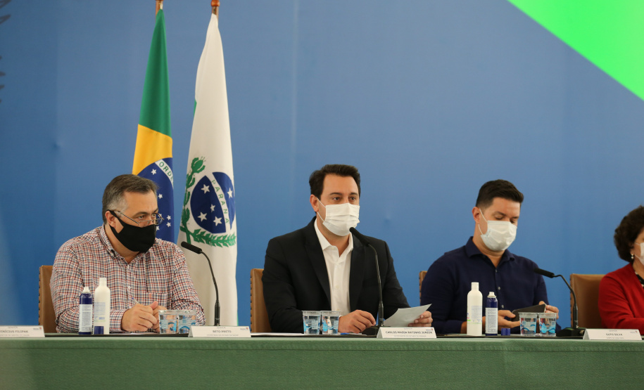 Coletiva Covid O governador Carlos Massa Ratinho Junior apresenta nesta sexta-feira (26), no Palácio Iguaçu, um panorama do cenário da pandemia no Estado e anuncia novas medidas de enfrentamento ao coronavírus, acompanhado do secretário da Saúde, Beto Preto e do chefe da Casa Civil, Guto Silva. Curitiba, 26/02/2021. Foto: Geraldo Bubniak/AEN