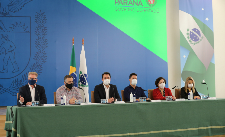 Coletiva Covid O governador Carlos Massa Ratinho Junior apresenta nesta sexta-feira (26), no Palácio Iguaçu, um panorama do cenário da pandemia no Estado e anuncia novas medidas de enfrentamento ao coronavírus, acompanhado do secretário da Saúde, Beto Preto e do chefe da Casa Civil, Guto Silva. Curitiba, 26/02/2021. Foto: Geraldo Bubniak/AEN