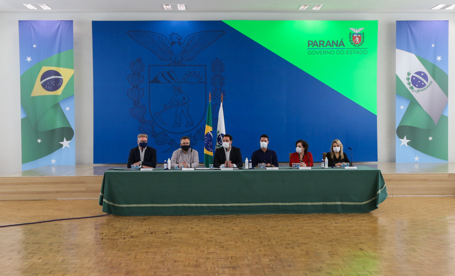 O governador Carlos Massa Ratinho Junior apresenta nesta sexta-feira (26), no Palácio Iguaçu, um panorama do cenário da pandemia no Estado e anuncia novas medidas de enfrentamento ao coronavírus, acompanhado do secretário da Saúde, Beto Preto.
Curitiba, 26/02/2021. Foto: Geraldo Bubniak/AEN