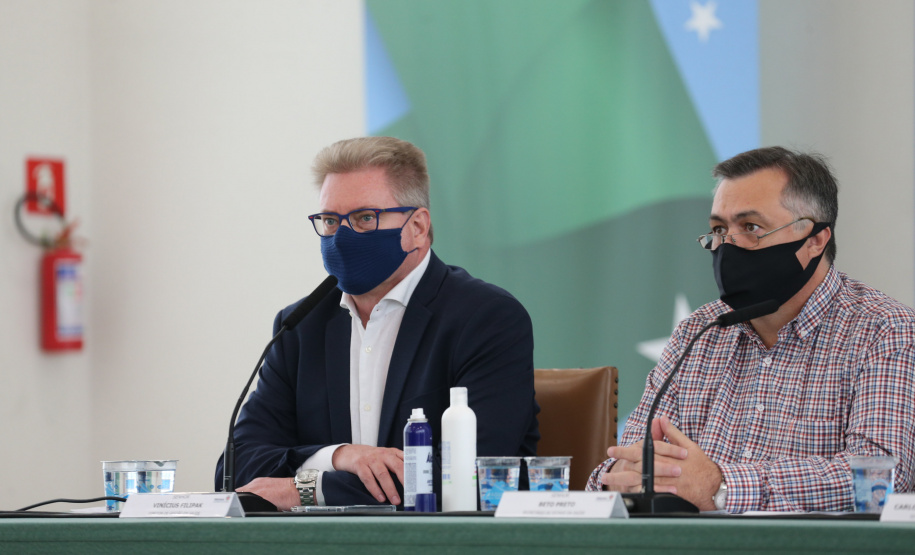 Coletiva Covid O governador Carlos Massa Ratinho Junior apresenta nesta sexta-feira (26), no Palácio Iguaçu, um panorama do cenário da pandemia no Estado e anuncia novas medidas de enfrentamento ao coronavírus, acompanhado do secretário da Saúde, Beto Preto e Vinícius Filipak, diretor de saúde da Sesa (foto) Curitiba, 26/02/2021. Foto: Geraldo Bubniak/AEN