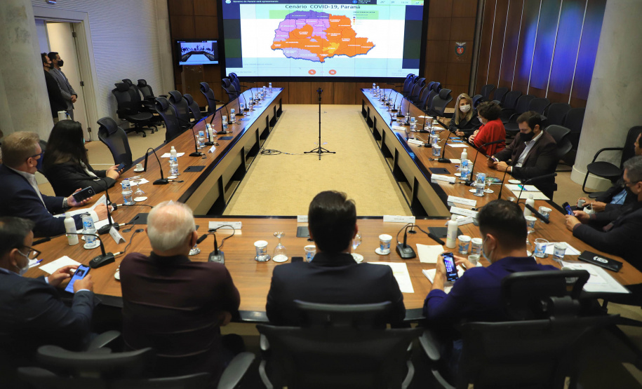 Governador Carlos Massa Ratinho Junior durante reunião virtual com deputados sobre o cenário da pandemia da Covid-19 e as novas medidas restritivas a serem adotadas pelo Estado. - Curitiba, 26/02/2021 - Foto: José Fernando Ogura/AEN