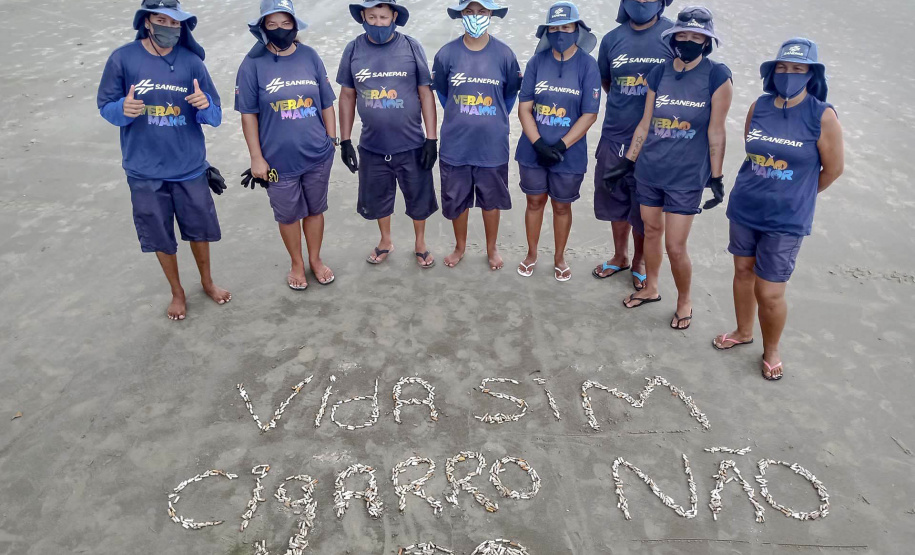 O cigarro está entre os maiores poluidores de ambiente também no litoral. Em apenas dois dias de coleta, a equipe da Sanepar que realiza a limpeza nesta temporada de verão acumulou cerca de 5 mil bitucas. Em média, cada fumante descarta cerca de 10 cigarros por dia. -  Curitiba, 26/02/2021  -  Foto: Divulgação Sanepar