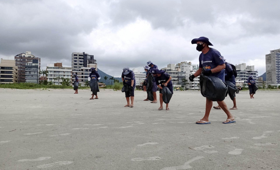 O cigarro está entre os maiores poluidores de ambiente também no litoral. Em apenas dois dias de coleta, a equipe da Sanepar que realiza a limpeza nesta temporada de verão acumulou cerca de 5 mil bitucas. Em média, cada fumante descarta cerca de 10 cigarros por dia. -  Curitiba, 26/02/2021  -  Foto: Divulgação Sanepar