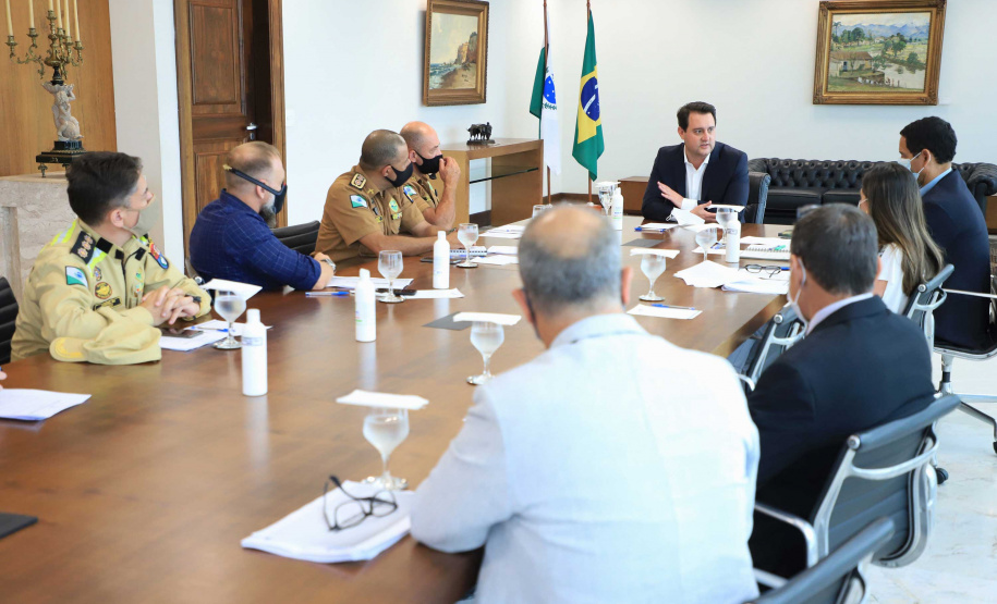 O pedido do governador Carlos Massa Ratinho Junior em reunião nesta sexta-feira (26) com a cúpula da Segurança Público do Paraná é para agir com rigor contra iniciativas que causam aglomerações, como festas clandestinas.